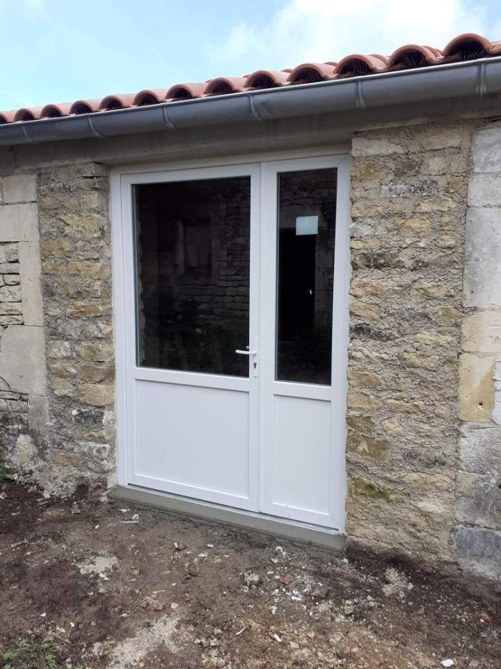 Pose dune porte PVC Royan